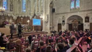 Toute l’école fête Noël.